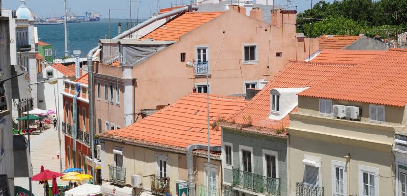 Streetscape in a small town close to the sea (Copyright: Almada City Council)